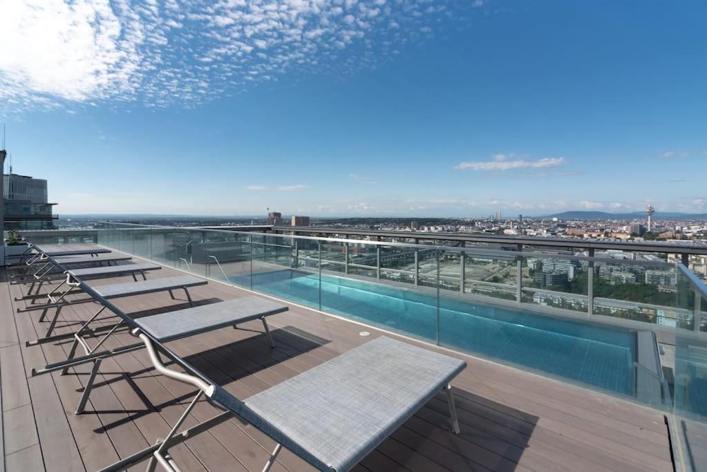 Hoch Hinaus, Neu Und Stilvoll Mit Pool Am Dach Διαμέρισμα Βιέννη Εξωτερικό φωτογραφία